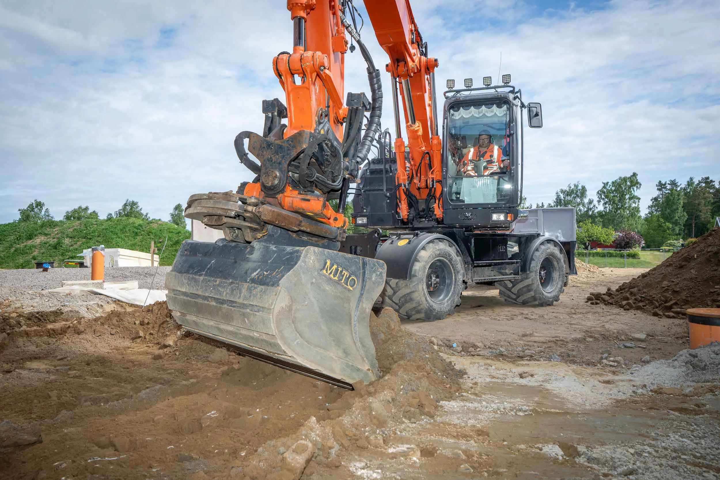 Mito Entrack Planeringsskopa Hitachi Zaxis Zx 140W Gravmaskin Hjulgravare DSC09472